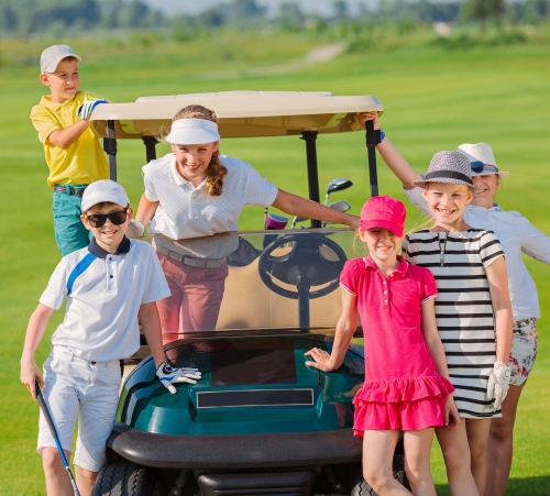 Kinder auf einem Golfcar